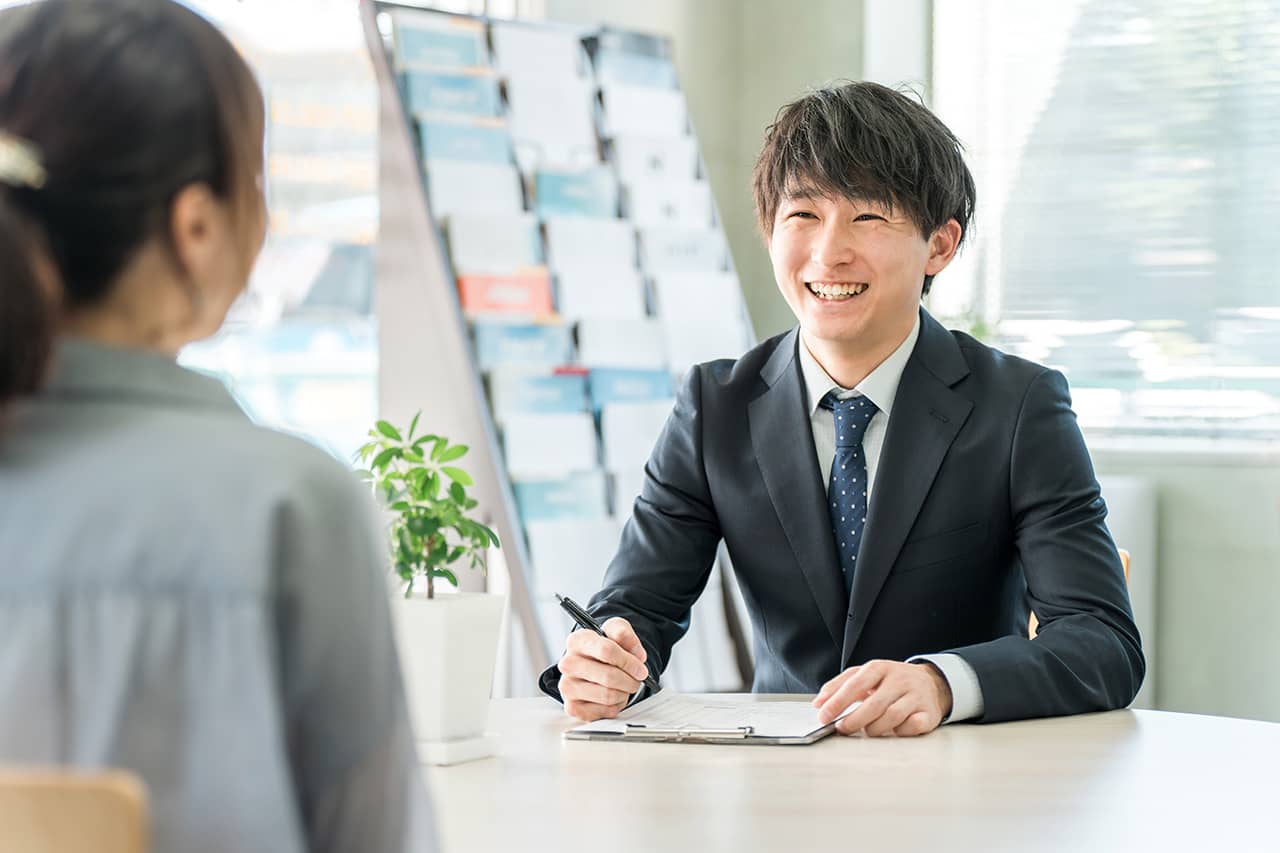 男性が説明している様子