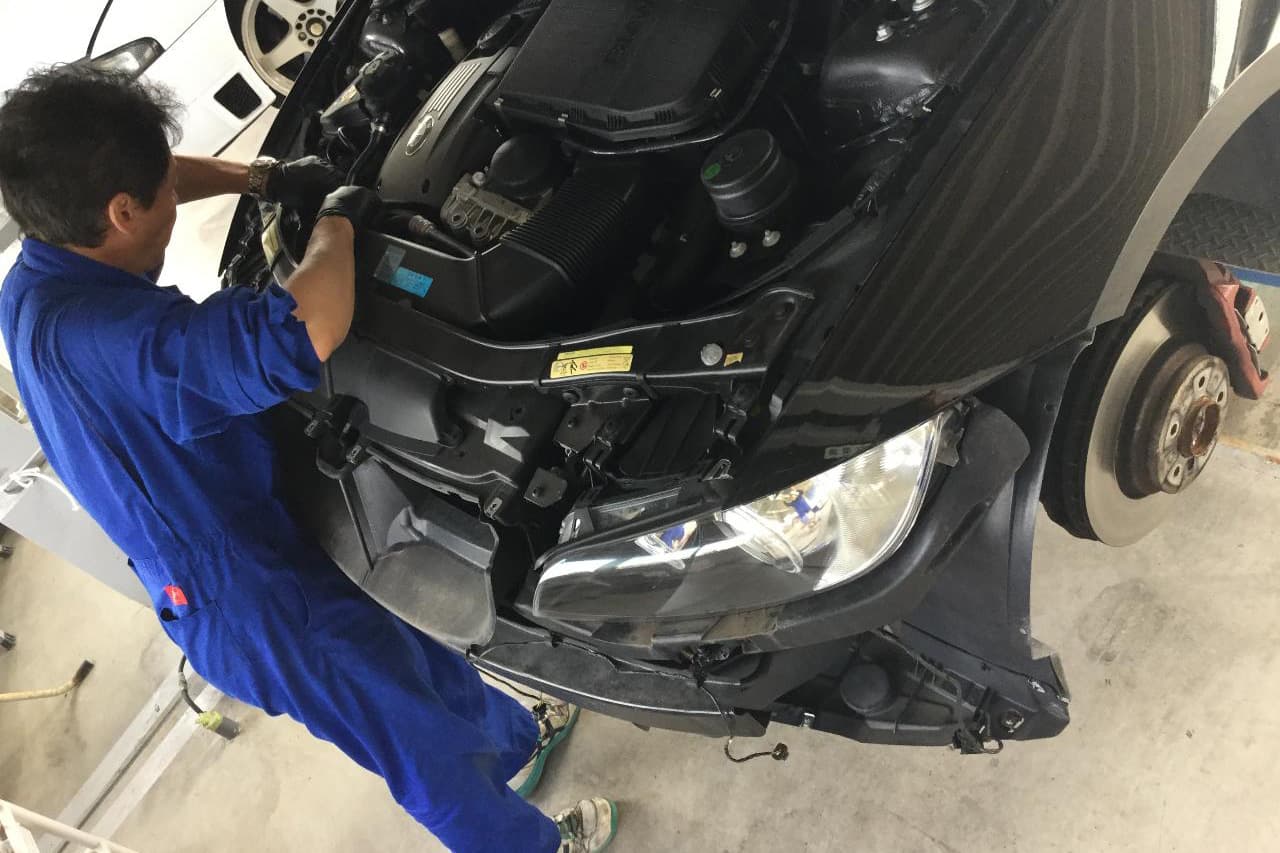 車のフロントを整備している様子